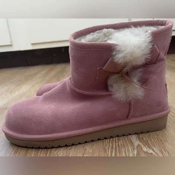 Kookaburra by UGG Victoria Mini Bailey Short Ankle Boots, bow detail; size 6 - Picture 1 of 7